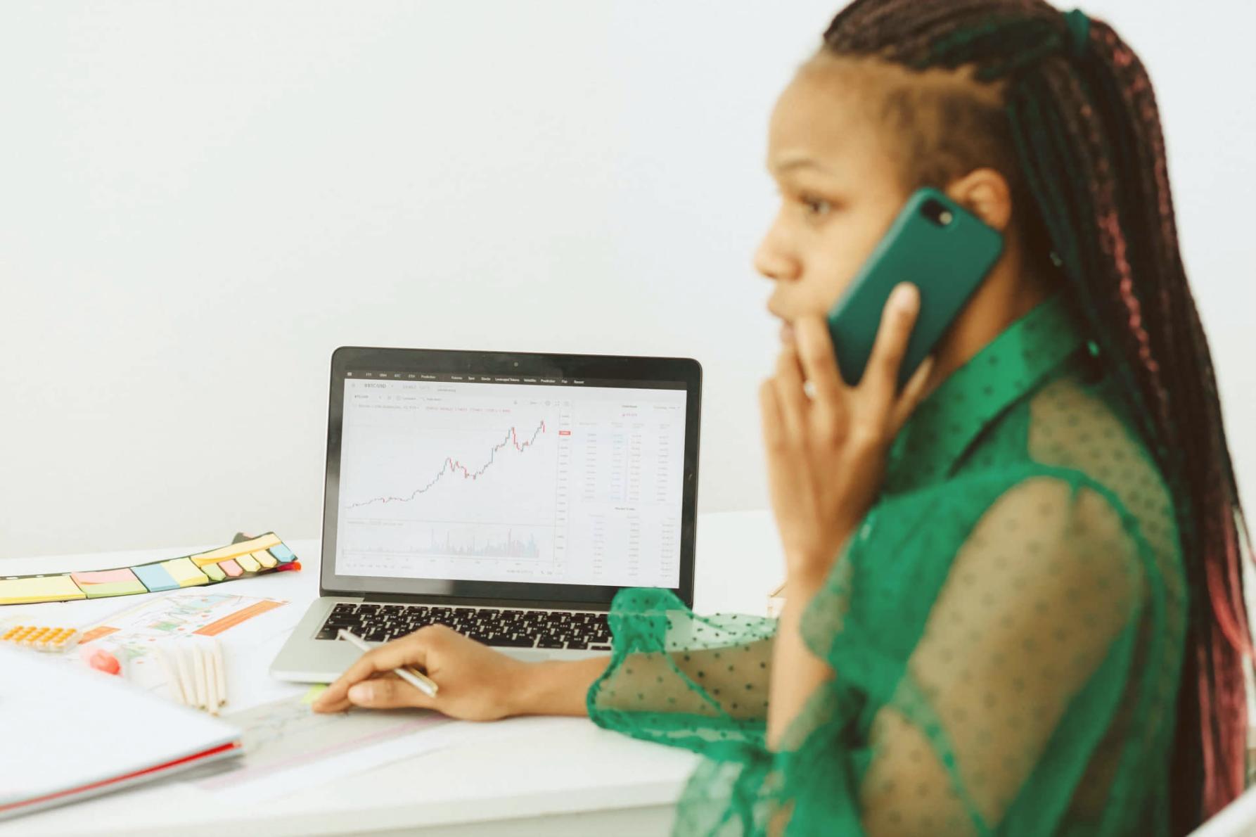 Finanzanalyse Arbeitsumgebung mit Diagrammen und Daten