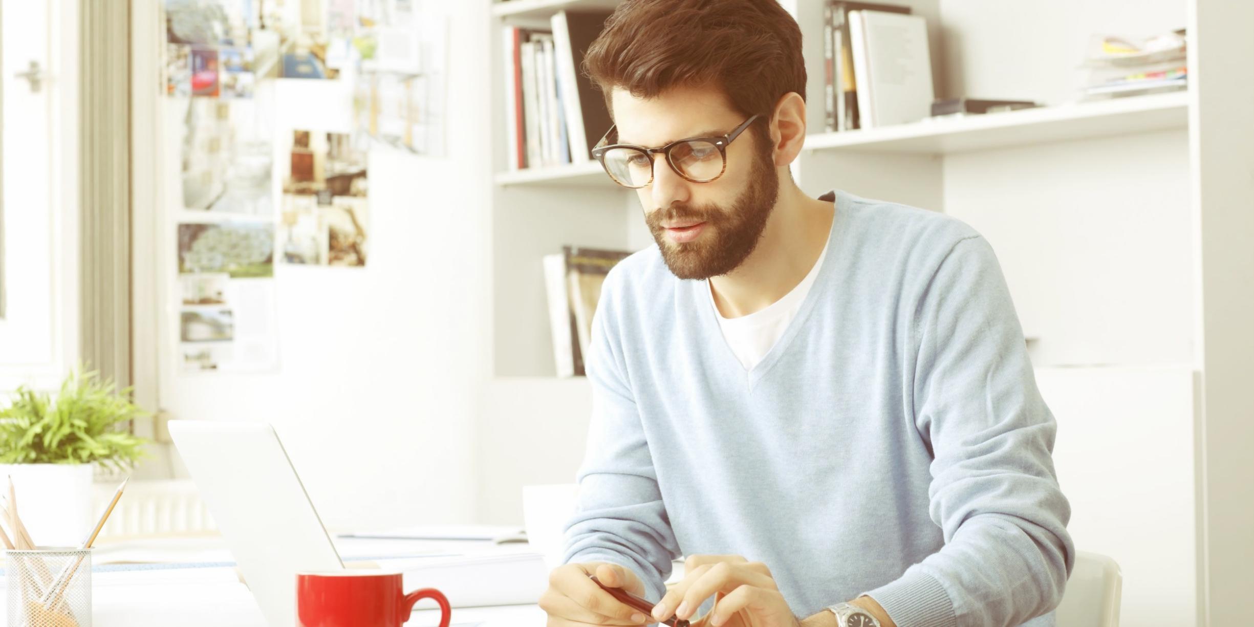Team von Domain bei der Arbeit an Finanzanalyse-Kursen